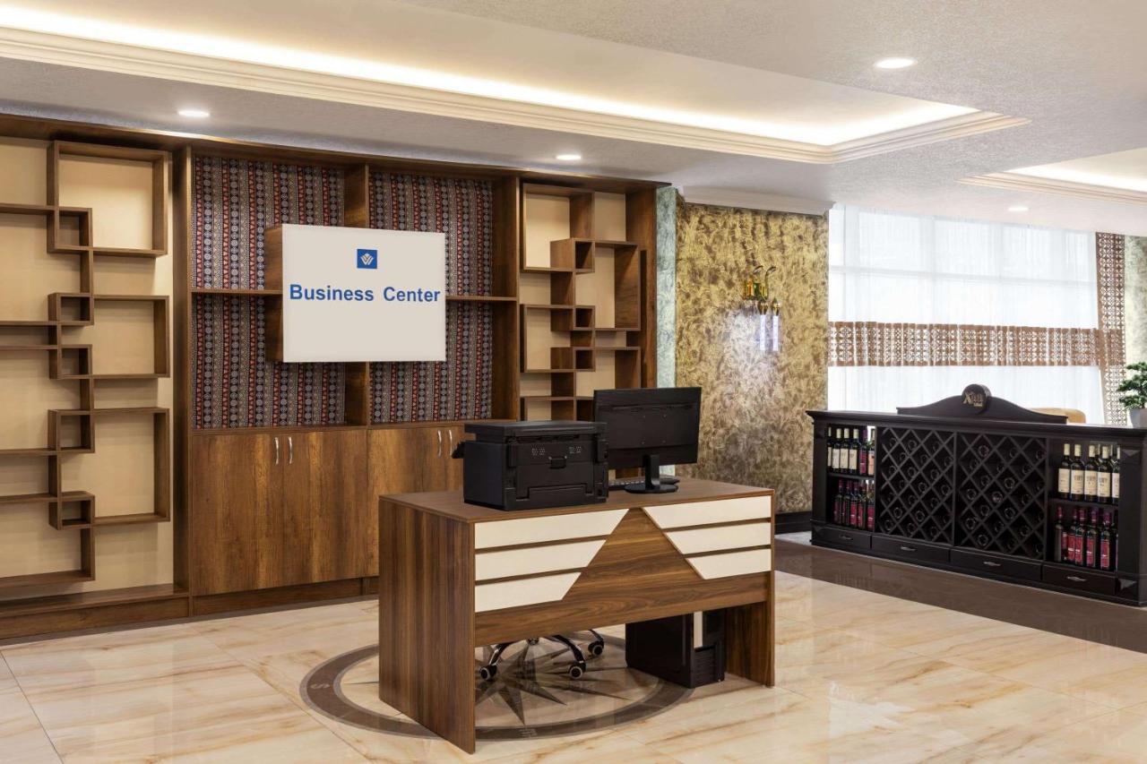 Отель Wyndham Баку Экстерьер фото